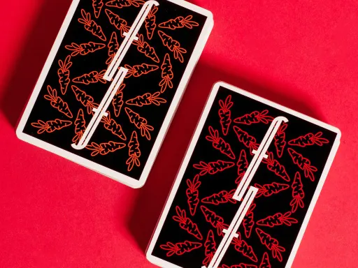 Fontaine in collaboration with Carrots by Anwar Carrots bring you the anticipated Fontaine Carrots V3! The black back design has the iconic Fontaine F pattern along with red carrots that will create amazing Cardistry visuals.