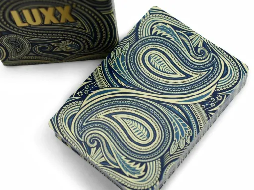 LUXX Palme playing cards are a brilliant deck designed by Rick Davidson. Davidson gathered his inspiration from the Paisley pattern which has been around for centuries and continues to be popular today. The Palme deck