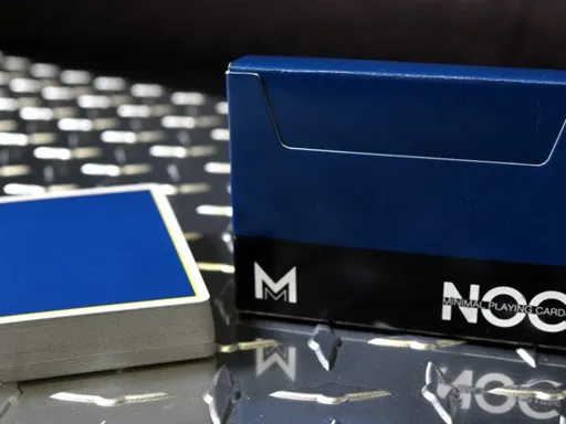 The Murphy's Magic Signature NOC deck has a regal Murphy's navy blue back with a thin trim of gold. The side load tuck box opens to a bold, yet classy, Chevron pattern inside as an