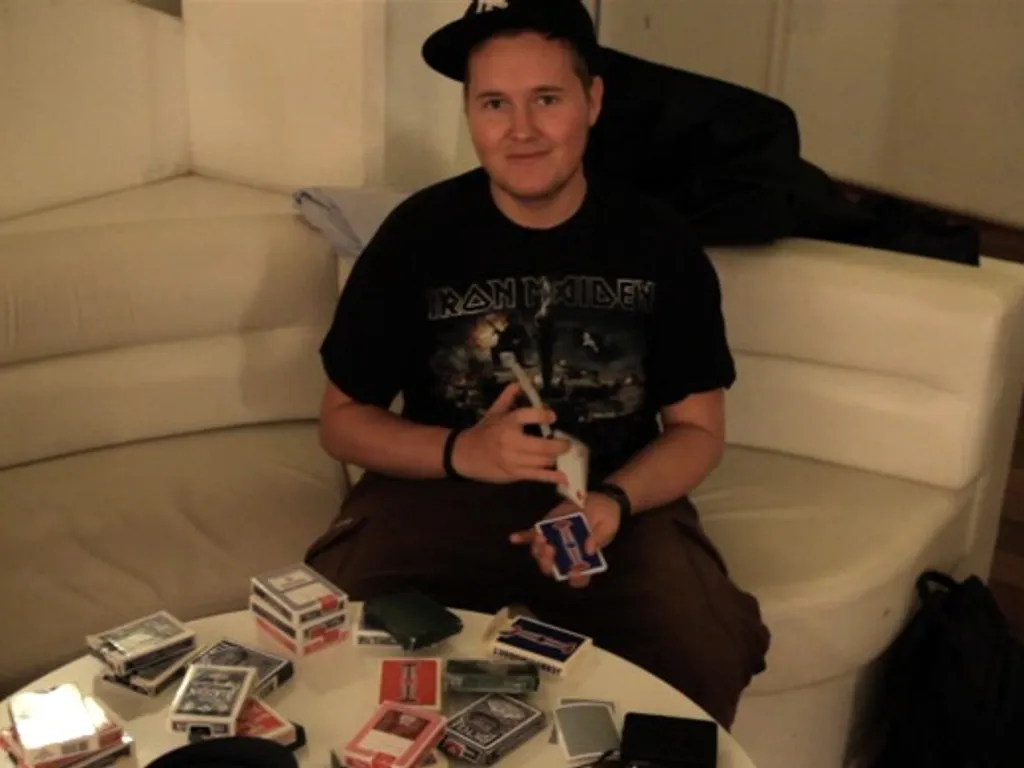 Papercuts Cardistry DVD by Chris Hestnes 1